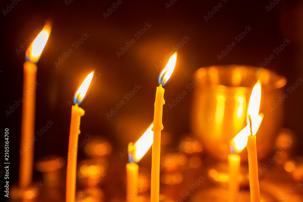 Obraz premium Many burning wax candles in the orthodox church or temple