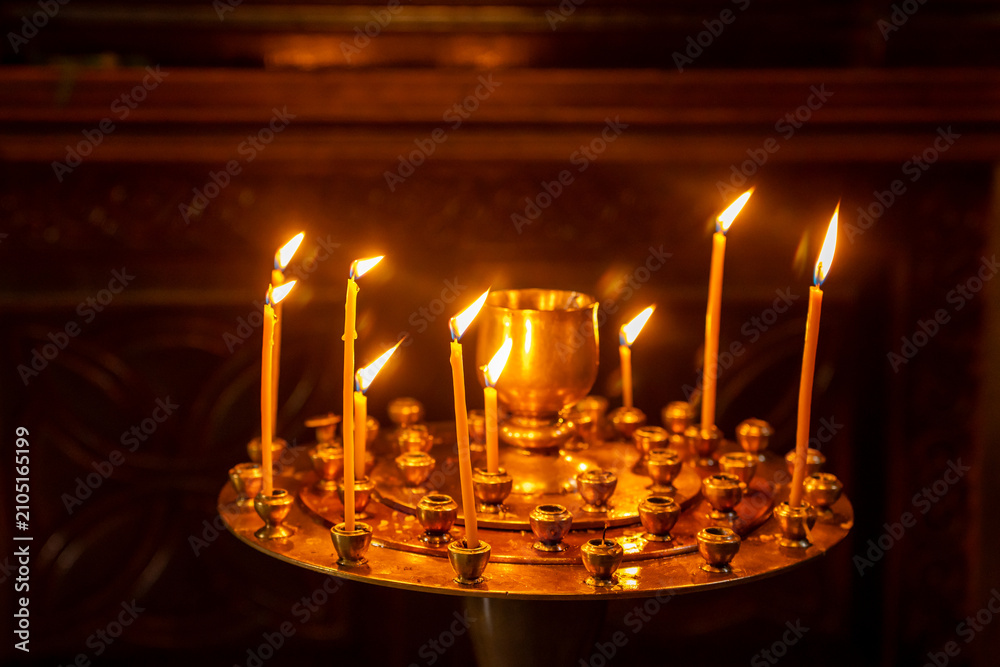 Obraz premium Many burning wax candles in the orthodox church or temple