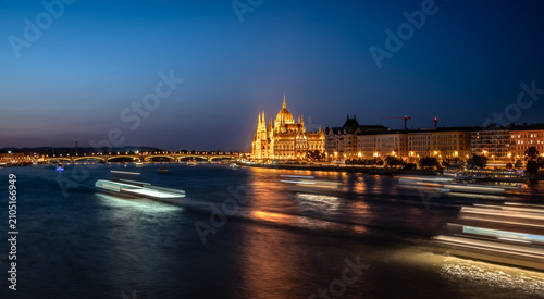 Bild auf Leinwand Long Exposure of the Hungarian Parliament Illuminated at Blue Hour Across the Da