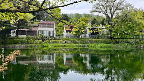 Tableau sur toile 長野県軽井沢町の雲場池に映る新緑の木々と別荘の美しい水面反射、自然豊かな静かな初夏の避暑地風景