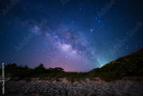 宮古島の暗い夜空に輝く天の川 高解像度の星景写真