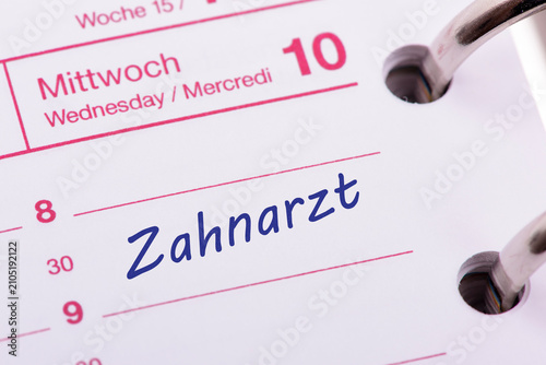 Картината върху платно In einem Kalender ist ein Termin vorgemerkt für Zahnarzt