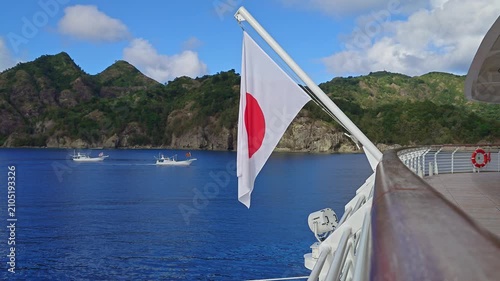 小笠原　父島の二見港に停泊している飛鳥Ⅲの後部甲板から島を見る