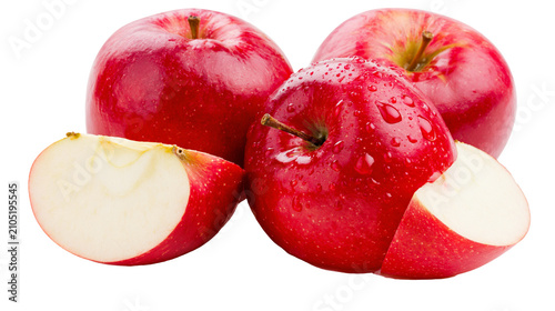 Obraz na plátne Red apples with water droplets and slices
