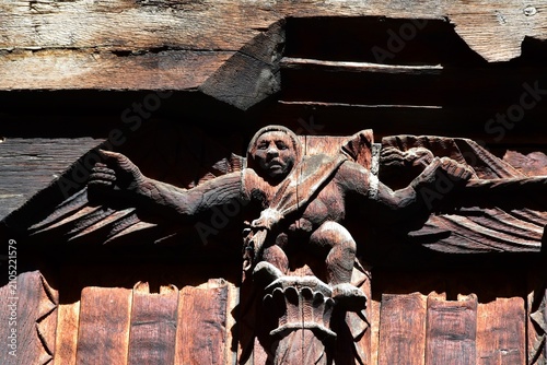 Personnage sculpté sur la façade de la Maison de Bois sur la Place aux Herbes à Mâcon