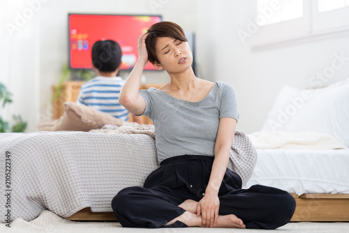小学生の子供が夏休みにゲームをやめないで遊びストレスな母親