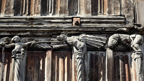 Bild auf Leinwand Personnages sculptés sur la façade de la Maison de Bois sur la Place aux Herbes
