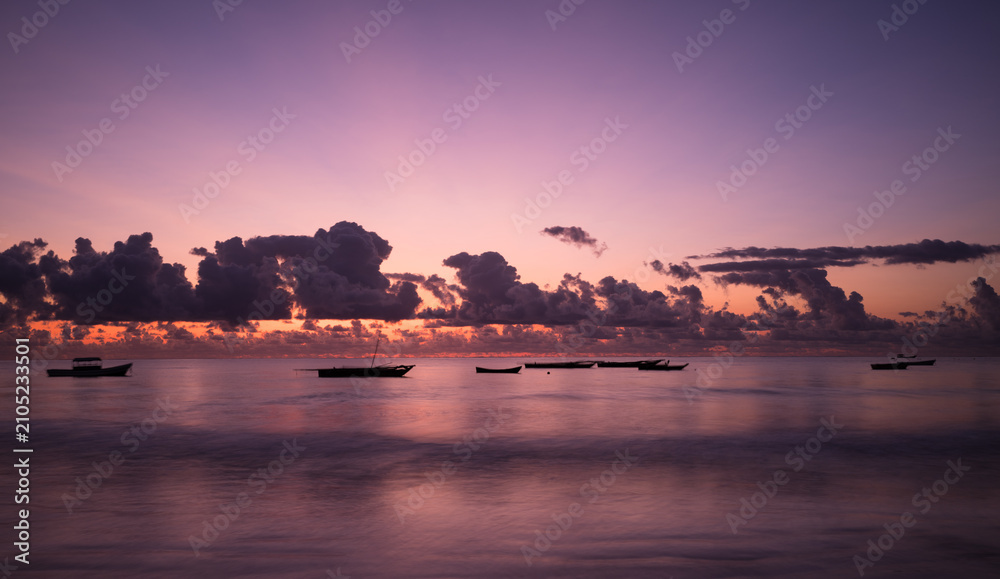 Fototapeta premium Wschody słońca na magicznej białej plaży Zanzibaru