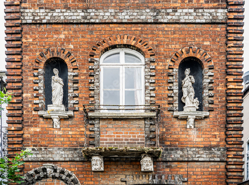 Canvas Print Victorian red brick building with ornate niches and stone statues near Folly Bri