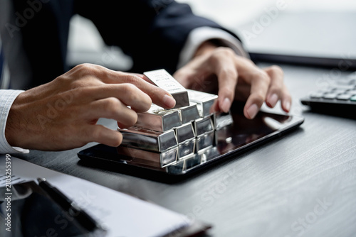 Φωτογραφία Businessman assesses silver commodity for investment strategy