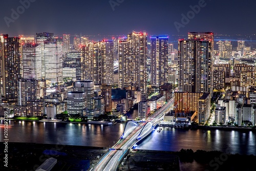 東京都、勝どきのタワーマンション群の夜景
