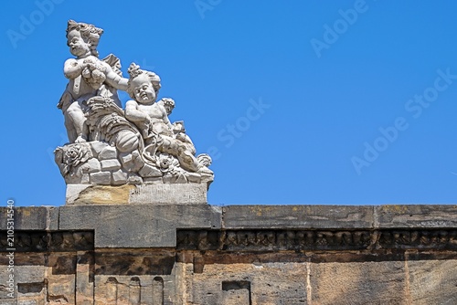 bamberg. deutschland - pittoreske figuren an der mauer am bamberger dom