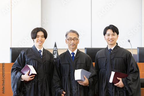 法廷で並ぶ日本人裁判官3人のポートレート