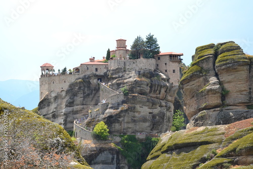 Foto Stunning view of Varlaam Monastery perched on towering sandstone cliffs in Meteora, Greece