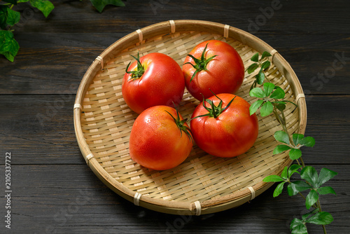 竹ざるに盛った新鮮な完熟トマト