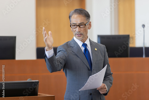 Фотография 法廷で最終弁論を行う日本人弁護士のポートレート