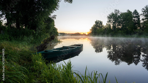 Fotografie Morning serenity captured in a single frame.
