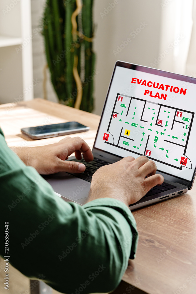 Foto User studies evacuation plan for emergency response at workplace