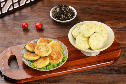 Foto Homemade seafood croquettes and fresh patties on wooden board