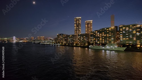 水辺にある未来的な都市の夜景。