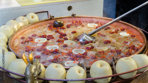 Cuadro en lienzo Traditional pear dessert soup in a large copper pot at a market stall