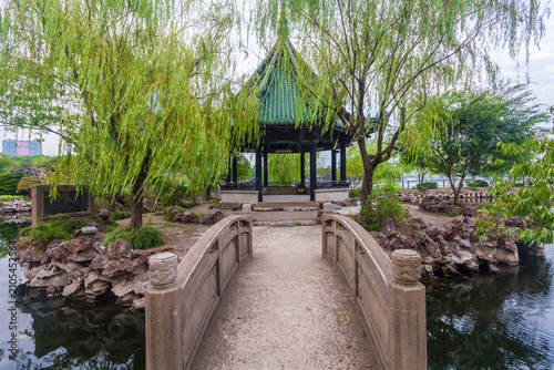 Fotografía Liyuan Garden Pavilion with Weeping Willows, Wuxi Jiangsu