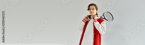 Fotografía A young man exudes confidence in a trendy bomber jacket while holding a tennis racket