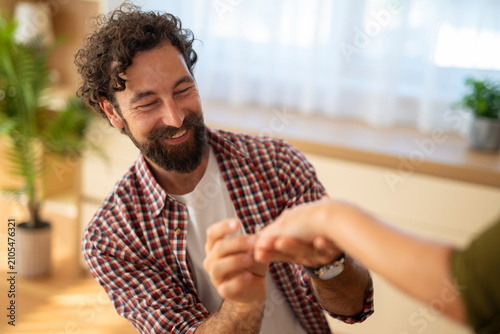 Foto Man proposing marriage with engagement ring