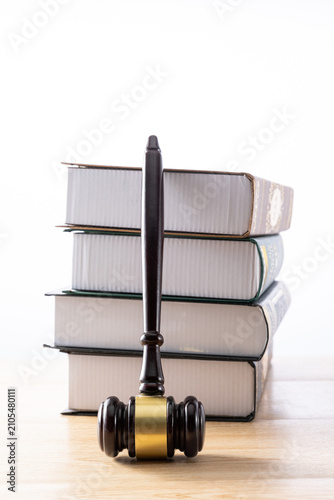 Quadro su tela Judge gavel and law books on desk symbolizing justice and legal authority