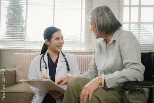 Foto Healthcare professional reviewing a care plan with a senior wheelchair user during a home healthcare visit, promoting personalized elderly support