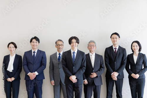 新入社員を迎えたビジネスチームの集合ポートレート