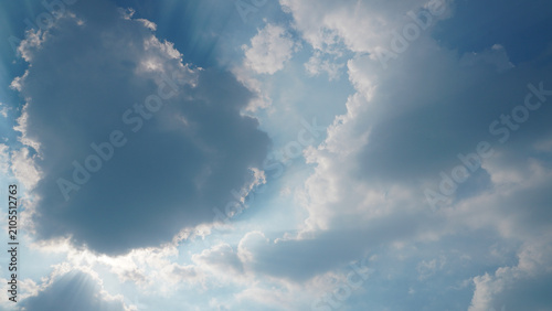Konstfotografi Atmospheric photo features strong sunbeams radiating outward behind dark cumulus