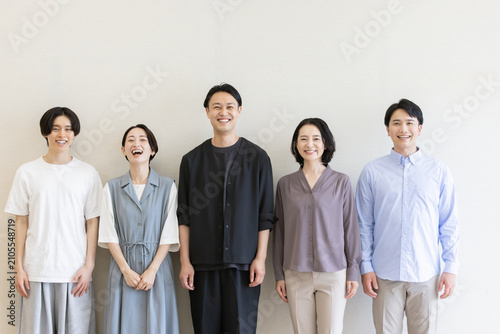笑顔で並ぶ多世代の日本人男女のグループポートレート