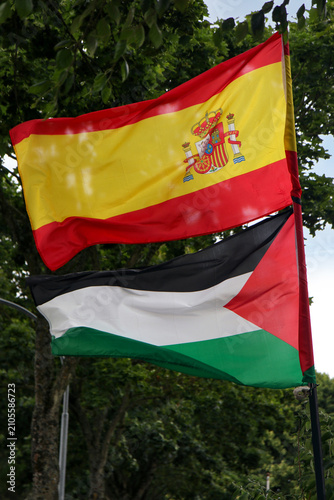 Foto flaggen von spanien und palästina