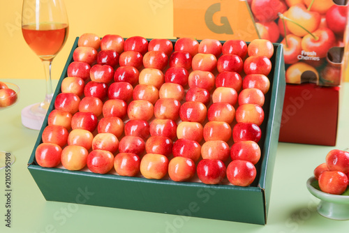 Foto Premium Rainier Cherries in Gift Box with Wine - Gourmet Fresh Fruit Display