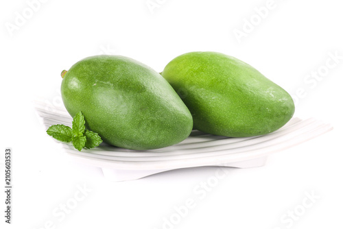 Foto Fresh Green Mangoes from Panzhihua Sichuan China on White Plate with Mint Leaves
