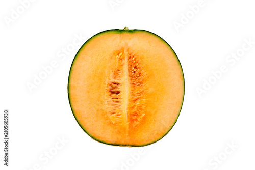 白背景に置かれたハーフカットの北海道産赤肉メロン Half cut orange flesh Hokkaido melon isolated on white background