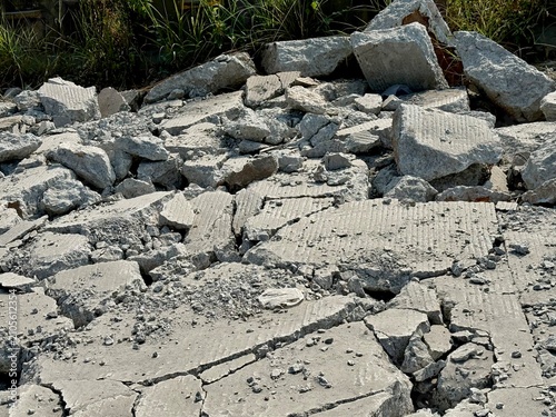 Foto Pile of cracked road with stone fragmentation