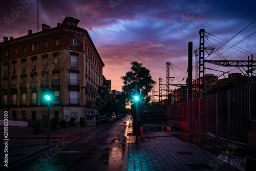 фотографія ciudad de Valladolid por la noche con las farolas  apagadas por una tormenta con
