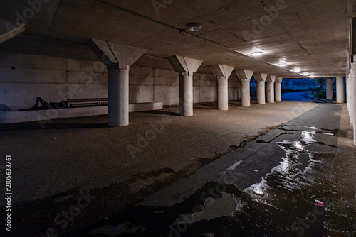 centro urbano con poca luz solo la de los semáforos
