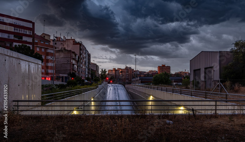 centro urbano con poca luz solo la de los semáforos
