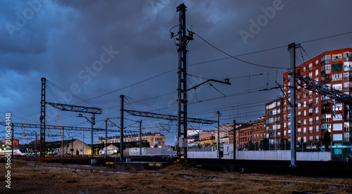 Картината върху платно ciudad de Valladolid por la noche con las farolas  apagadas por una tormenta con