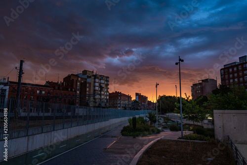centro urbano con poca luz solo la de los semáforos
