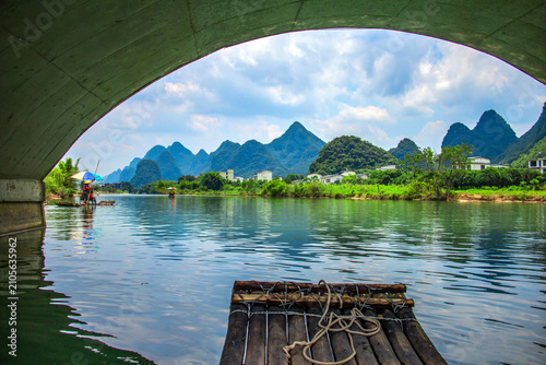Cuadro en lienzo River Landscape Framed by Bridge Arch and Karst Mountains