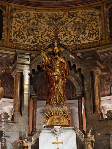 Fotografie Altar con imagen del Sagrado Corazón de Jesús en una iglesia católica