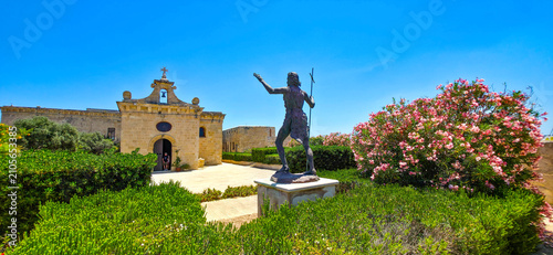 Fotografie Chapel of St Anne and St John the Baptist statue in Fort St Angelo in front of V