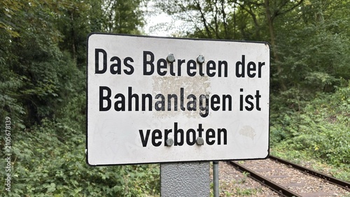 Das  Betreten der Gleisanlagen ist verboten - Infozeichen