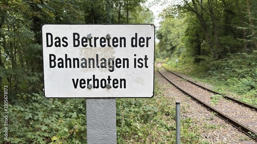 Das  Betreten der Gleisanlagen ist verboten - Infozeichen