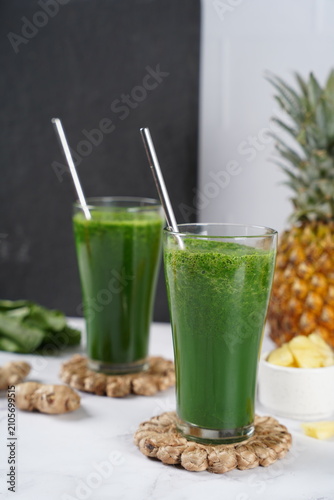 Obraz na płótnie cocktail with kiwi and lemon pineapple