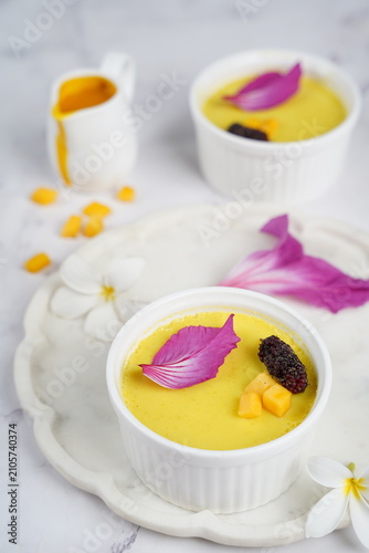 Fotografie yellow dessert with fruits and flowers
